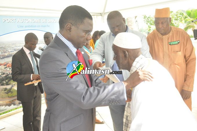Cheikh Kanté a Organisé une cérémonie de Décoration aux Retraité de Port 1