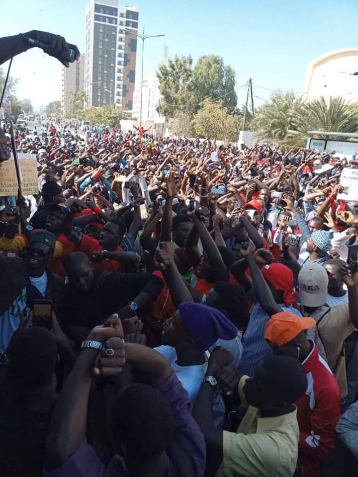 04 Photos: La mobilisation XXL de ÑOO LANK sur l’avenue Cheikh anta DIOP.