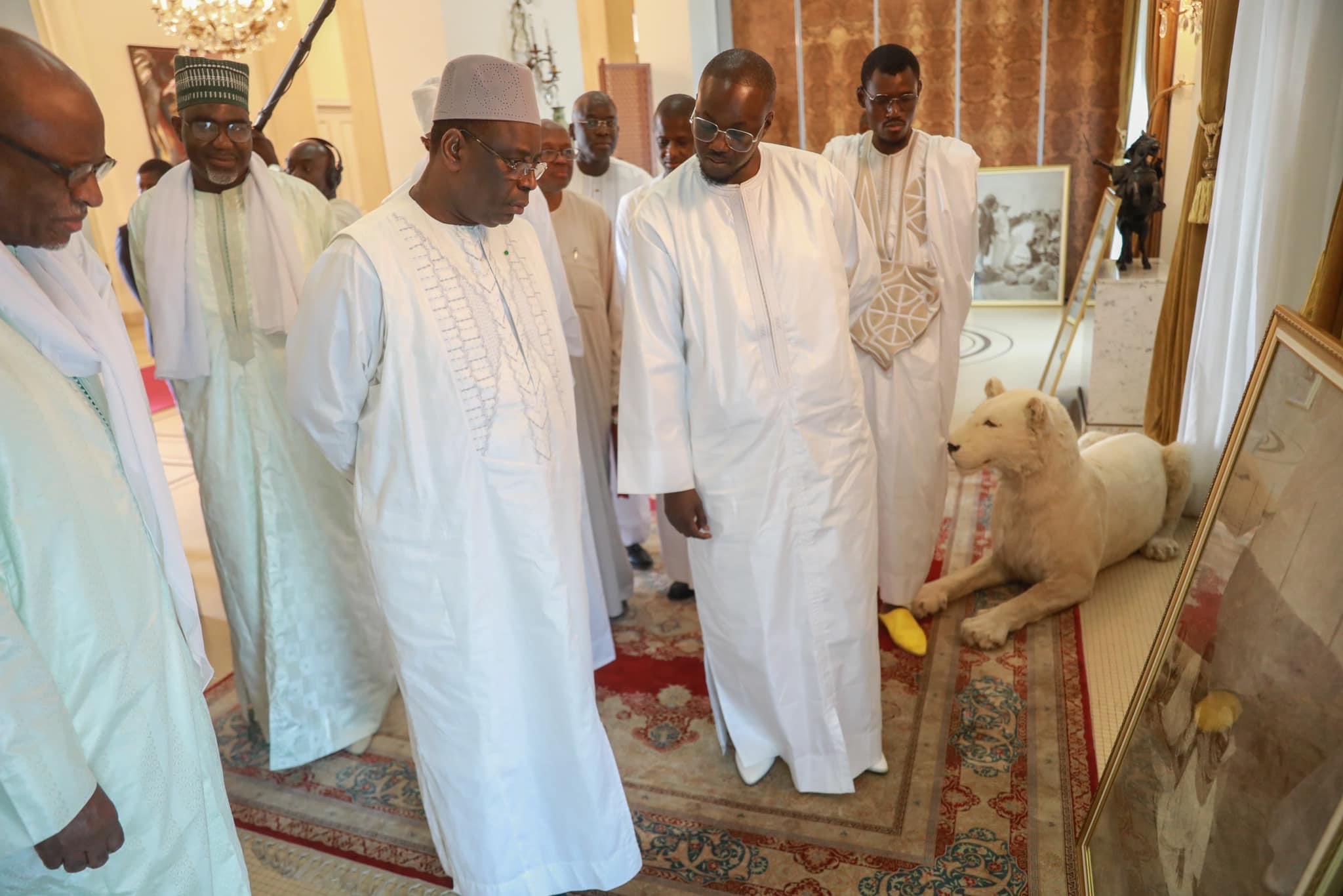 Images Les images authentiques de Serigne Touba présentées à Macky