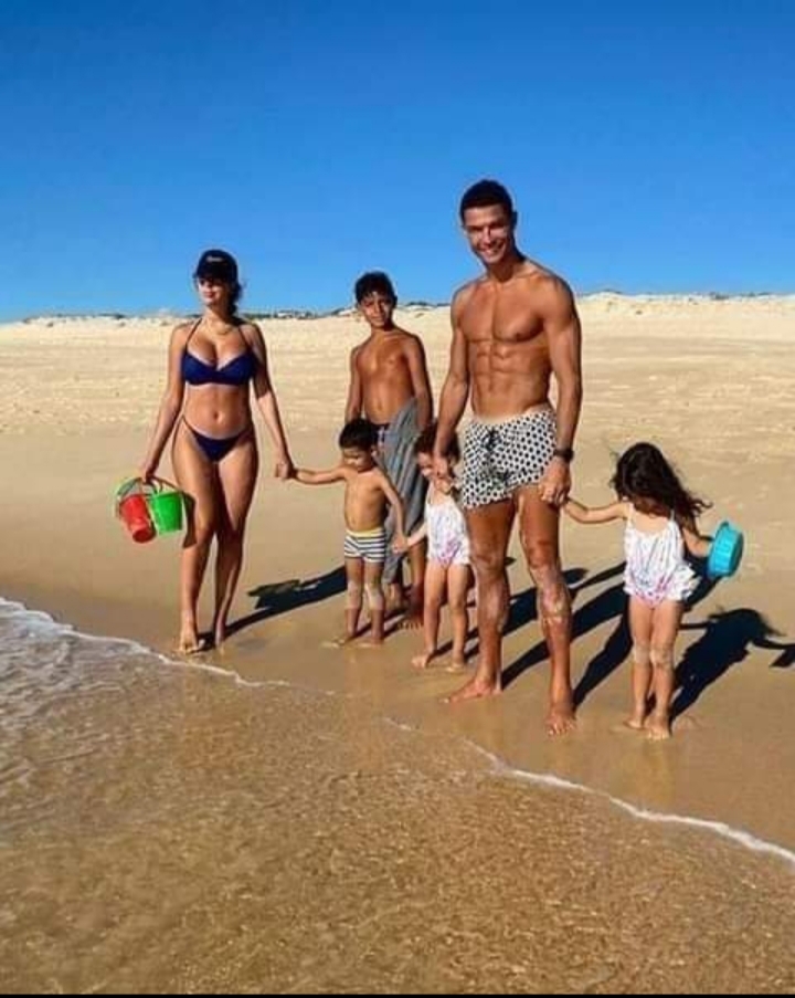 Cristiano Ronaldo affiche sa famille nombreuse