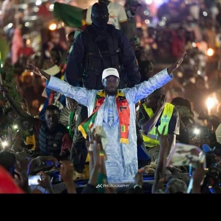 Les Premières Images De Bassirou Diomaye Faye Après Sa Libération