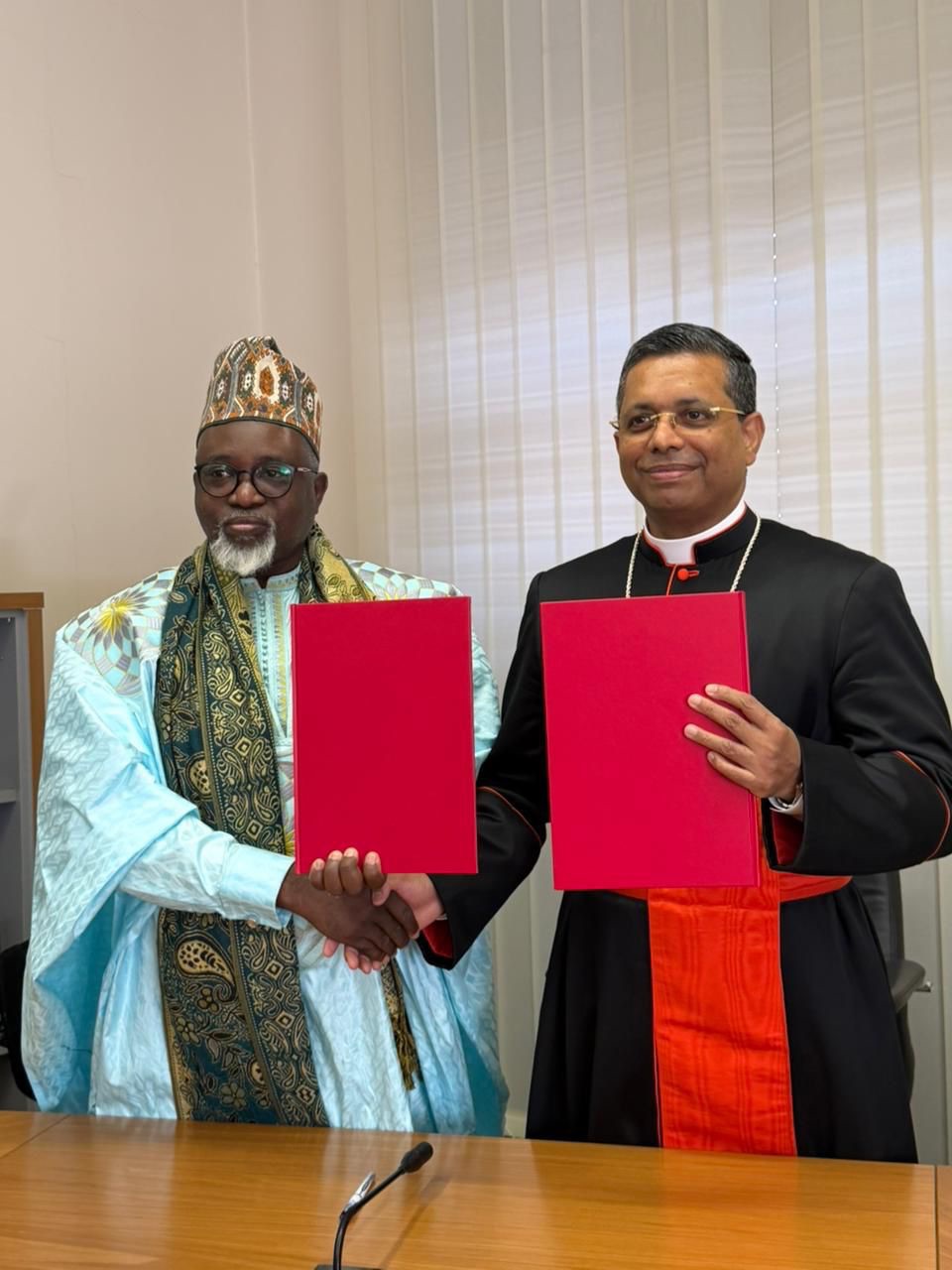 Accord sans précédent : Le khalife de Bambilor Thierno Amadou Ba scelle un partenariat avec le Vatican Accord sans précédent : Le khalife de Bambilor Thierno Amadou Ba scelle un partenariat avec le Vatican